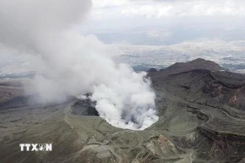 Núi lửa Aso nhả khói và phun tro bụi ngày 17/4. (Nguồn: Kyodo/TTXVN)
