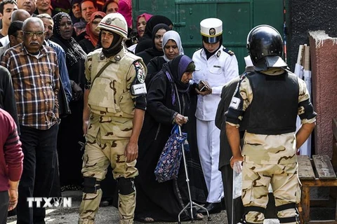Cử tri Ai Cập xếp hàng chờ bỏ phiếu tại một điểm bầu cử ở Cairo ngày 20/4. (Nguồn: AFP/TTXVN)