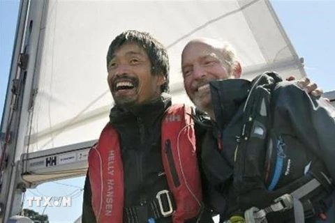 Thủy thủ khiếm thị người Nhật Bản Mitsuhiro Iwamoto (trái) sau khi hoàn tất hành trình không nghỉ xuyên qua Thái Bình Dương. (Nguồn: Kyodo/TTXVN)