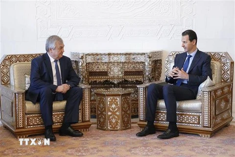 Tổng thống Syria Bashar al-Assad (phải) trong cuộc gặp với Đặc phái viên Nga về vấn đề Syria Alexander Lavrentiev tại Damascus, Syria ngày 19/4. (Nguồn: AFP/TTXVN)