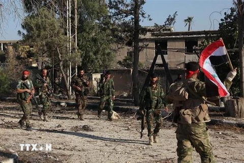 Binh sỹ ủng hộ Chính phủ Syria tuần tra tại Uwaija, Aleppo. (Nguồn: AFP/TTXVN)