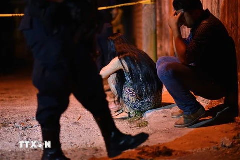 Thân nhân khóc thương người thân thiệt mạng trong vụ xả súng ở Minatitlan, bang Veracruz, Mexico. (Nguồn: AFP/TTXVN)