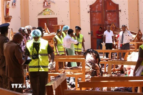 Lực lượng an ninh điều tra tại hiện trường vụ nổ bên trong nhà thờ ở Negombo, phía bắc thủ đô Colombo, Sri Lanka. (Nguồn: AFP/TTXVN)