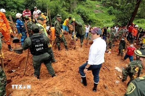 Lực lượng cứu hộ tìm kiếm nạn nhân tại hiện trường vụ lở bùn ở Barrancabermeja, Colombia tháng10/2018. (Nguồn: Reuters/TTXVN)
