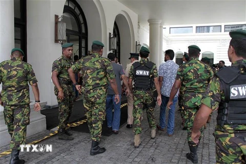 Cảnh sát tuần tra bên ngoài khách sạn Kingsbury ở thủ đô Colombo sau loạt vụ đánh bom khiến ít nhất 200 người thiệt mạng. (Nguồn: THX/TTXVN)
