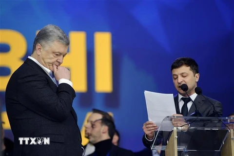 Tổng thống Ukraine đương nhiệm Petro Poroshenko (trái) và ứng viên dẫn đầu tại vòng một Volodymyr Zelensky trong buổi tranh luận trực tiếp tại Kiev ngày 19/4. (Nguồn: AFP/TTXVN)