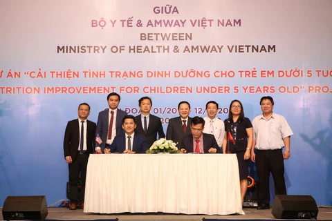 Đại diện Bộ Y tế và Công ty Amway Việt Nam ký kết Biên bản Thỏa thuận Hợp tác Dự án Cải thiện tình trang dinh dưỡng cho trẻ em dưới 5 tuổi. (Ảnh: P.V/Vietnam+)
