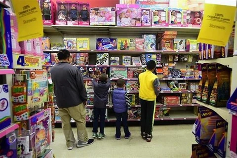 Người dân mua sắm hàng hóa tại Rosemead, bang California của. (Ảnh: AFP/TTXVN)