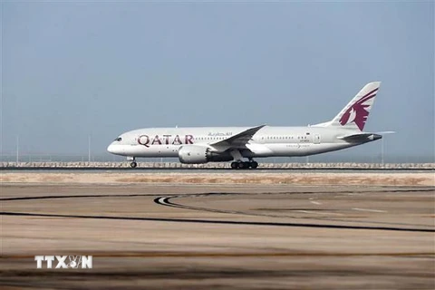 Máy bay của Hãng hàng không Qatar Airways chuẩn bị cất cánh từ sân bay quốc tế Hamad ở Doha, Qatar. (Nguồn: AFP/TTXVN)