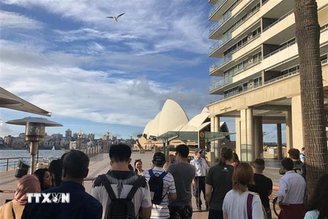 Khách du lịch và người dân được sơ tán khỏi khu vực nhà hát con sò Opera ở thành phố Sydney do rò rỉ khí ga. (Nguồn: News.com.au/TTXVN)
