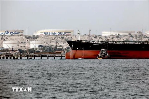 Tàu chở dầu của Iran cập bến đảo Khark, nơi đặt cơ sở khai thác dầu của Iran ở ngoài khơi vùng Vịnh Persian. (Nguồn: AFP/TTXVN)