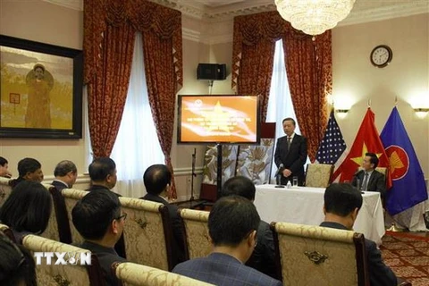 Đại tướng Tô Lâm, Ủy viên Bộ Chính trị, Bộ trưởng Bộ Công an nói chuyện với cán bộ, nhân viên Đại sứ quán Việt Nam tại Hoa Kỳ. (Ảnh: Đặng Huyền/TTXVN)