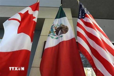 Quốc kỳ Canada, Mexico và Mỹ tại vòng 3 tái đàm phán NAFTA. (Nguồn: AFP/TTXVN)