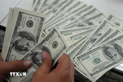 Kiểm tiền USD tại quầy giao dịch tiền tệ ở Manila, Philippines. (Nguồn: AFP/TTXVN)