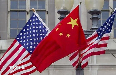 Quốc kỳ Trung Quốc (giữa) và quốc kỳ Mỹ. (Nguồn: Getty Images/TTXVN)