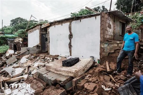 Cảnh đổ nát sau những trận mưa lớn và lũ quét tại BottleBrush, Nam Phi. (Nguồn: AFP/TTXVN)
