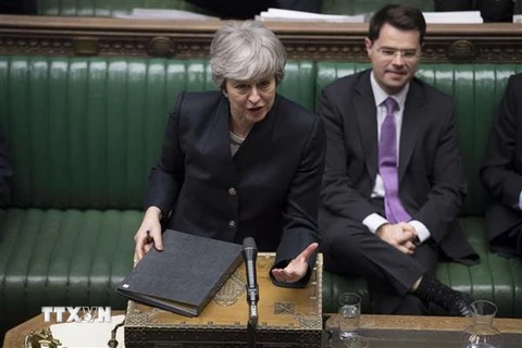 Thủ tướng Anh Theresa May (phía trước) phát biểu tại một phiên họp Hạ viện ở thủ đô London. (Nguồn: THX/TTXVN)