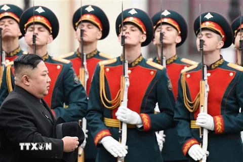 Nhà lãnh đạo Triều Tiên Kim Jong-un duyệt đội danh dự tại lễ đón ở nhà ga thuộc thành phố Vladivostok, Nga. (Nguồn: AFP/TTXVN)