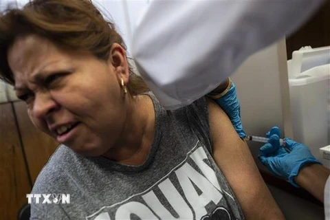 Tiêm vắcxin sởi, quai bị và rubella cho người dân ở New York, Mỹ. (Nguồn: AFP/TTXVN)