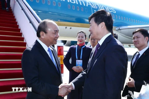 Lãnh đạo thành phố Bắc Kinh, đại diện Bộ Ngoại giao Trung Quốc đón Thủ tướng Nguyễn Xuân Phúc tại sân bay quốc tế Bắc Kinh. (Ảnh: Thống Nhất/TTXVN)