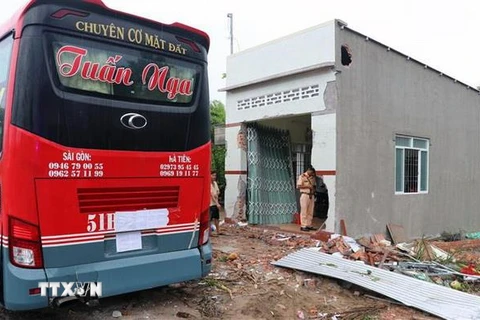 Nhà anh Viên Văn Cường bị hư hỏng do xe khách đâm vào. (Ảnh: Lê Huy Hải/TTXVN)