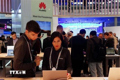 Khách hàng xem các sản phẩm của Huawei trưng bày tại Hội nghị Di động Thế giới 2019 ở Barcelona, Tây Ban Nha ngày 25/2. (Nguồn: THX/TTXVN)