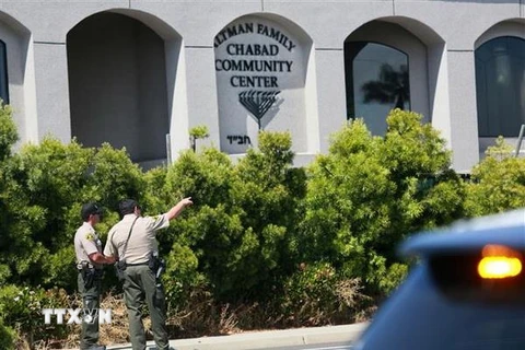 Cảnh sát Mỹ điều tra tại hiện trường vụ xả súng nhằm vào giáo đường Do Thái ở thị trấn Poway, San Diego, bang California. (Nguồn: AFP/TTXVN)
