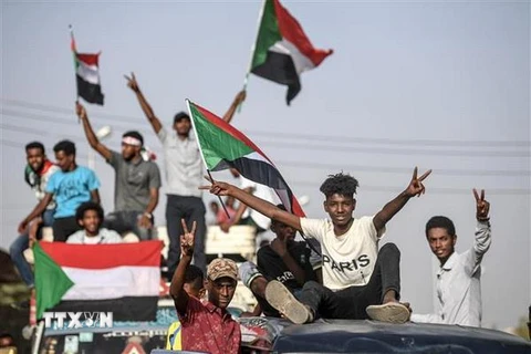 Người biểu tình Sudan phản đối chính quyền do Hội đồng quân sự chuyển tiếp điều hành, tại thành phố Kassala ngày 27/4. (Nguồn: AFP/TTXVN)