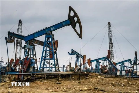 Một cơ sở khai thác dầu ở ngoại ô Baku, Azerbaijan. (Nguồn: AFP/TTXVN)