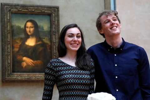 Daniela Molinari và Adam Watson tại bảo tàng nghệ thuật nổi tiếng Louvre. (Nguồn: Reuters)