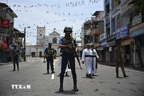 Cảnh sát phong tỏa hiện trường vụ đánh bom nhà thờ St. Anthony ở Colombo, một trong hàng loạt vụ tấn công ở Sri Lanka. (Nguồn: AFP/TTXVN)