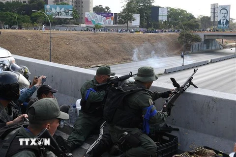 Các tay súng thuộc nhóm binh sỹ ủng hộ thủ lĩnh đối lập Venezuela Juan Guaido được trang bị vũ khí chiếm một vị trí tại căn cứ quân sự La Carlota ở Caracas ngày 30/4. (Nguồn: AFP/TTXVN)