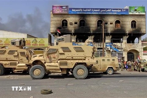 Lực lượng ủng hộ chính phủ Yemen tại khu vực ngoại ô Hodeida. (Nguồn: AFP/TTXVN)