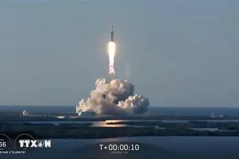 Tên lửa Falcon Heavy đưa vệ tinh viễn thông Arabsat-6A của Saudi Arabia lên quỹ đạo tại bãi phóng Cape Canaveral, bang Florida (Mỹ). (Nguồn: AFP/TTXVN)