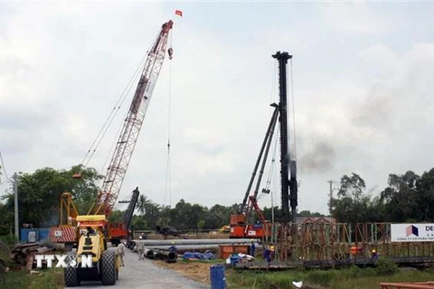 Các nhà thầu thi công trở lại Dự án xây dựng đường cao tốc Trung Lương-Mỹ Thuận sau thời gian tạm ngưng. (Ảnh: Tiến Lực/TTXVN)