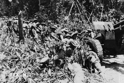 Bộ đội ta kéo những khẩu pháo nặng hàng chục tấn vượt núi, xuyên rừng vào chiến trường Điện Biên Phủ. (Ảnh: Tư liệu TTXVN)