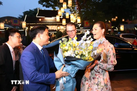 Chủ tịch Ủy ban nhân dân thành phố Hà Nội Nguyễn Đức Chung tặng hoa, chào mừng Công chúa kế vị Thụy Điển Victoria Ingrid Alice Desiree. (Ảnh: Lâm Khánh/TTXVN) 