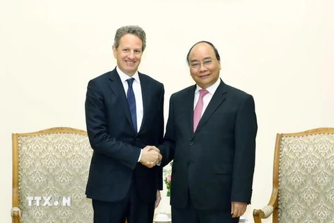 Thủ tướng Nguyễn Xuân Phúc tiếp ông Timothy Geithner, cựu Bộ trưởng Tài chính Hoa Kỳ, Chủ tịch Quỹ Warburg Pincus. (Ảnh: Thống Nhất/TTXVN)