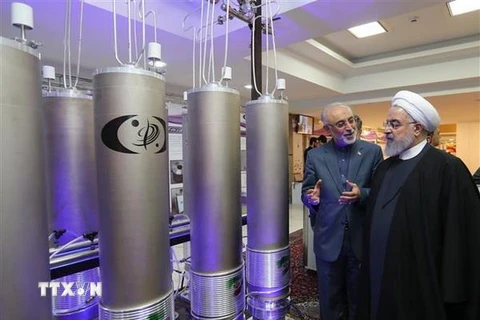 Tổng thống Iran Hassan Rouhani (thứ 2, trái) thăm quan triển lãm nhân Ngày công nghệ hạt nhân ở thủ đô Tehran. (Ảnh: AFP/TTXVN)