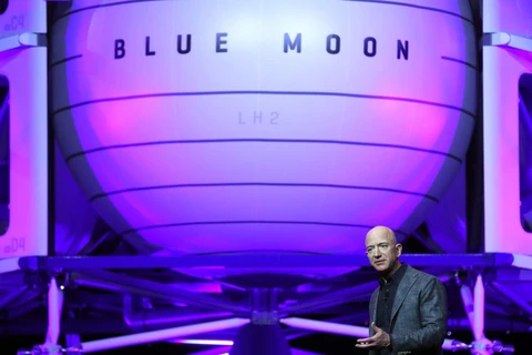 Tỷ phú Jeff Bezos tại lễ ra mắt tàu Blue Origin. (Nguồn: Getty Images)