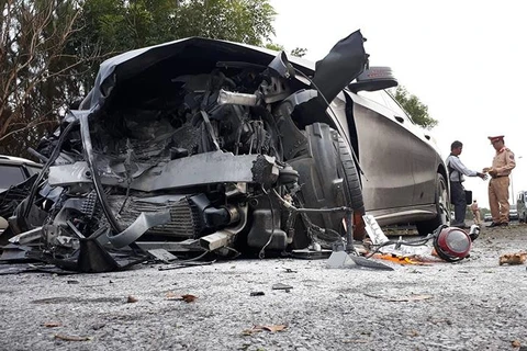 Lâm Đồng: Xe khách đâm trực diện xe 4 chỗ, 2 người tử vong