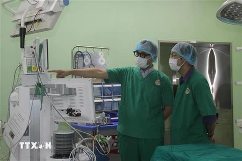 Đại diện các bệnh viện ở Đài Loan-Trung Quốc thăm, tìm hiểu cơ sở vật chất phục vụ điều trị bệnh tại Bệnh viện Đại học Y dược Sing Mark (Đồng Nai). (Ảnh: Lê Xuân/TTXVN)
