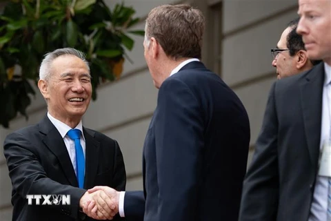 Phó Thủ tướng Trung Quốc Lưu Hạc (trái) bắt tay Đại diện Thương mại Mỹ Robert Lighthizer (giữa) tại vòng đàm phán ở Washington DC, Mỹ. (Nguồn: AFP/TTXVN)