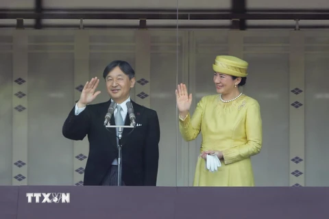 Tân Nhật hoàng Naruhito (trái) và Hoàng hậu Masako (phải) xuất hiện lần đầu tiên trước công chúng kể từ sau khi đăng quang, tại Hoàng cung ở thủ đô Tokyo ngày 4/5. (Nguồn: THX/TTXVN)