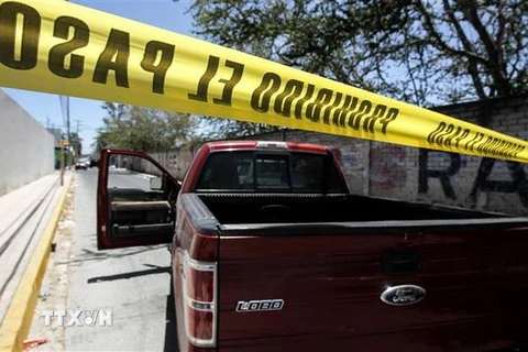 Cảnh sát phong tỏa hiện trường nơi phát hiện hố chôn tập thể ở Zapopan, bang Jalisco, Mexico. (Nguồn: AFP/TTXVN)
