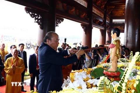 Thủ tướng Chính phủ Nguyễn Xuân Phúc thực hiện nghi lễ tắm Phật. (Ảnh: Thống Nhất/TTXVN)