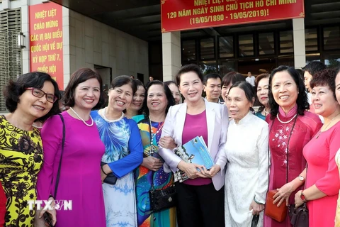 Chủ tịch Quốc hội Nguyễn Thị Kim Ngân với các cử tri nơi cư trú. (Ảnh: Trọng Đức/TTXVN)