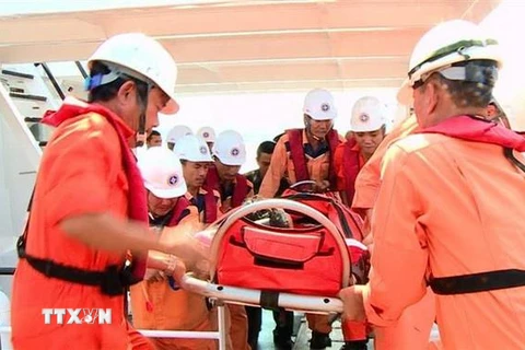Lực lượng cứu hộ đưa ngư dân lên đất liền cấp cứu. Ảnh minh họa. (Ảnh: Nguyên Linh/TTXVN)
