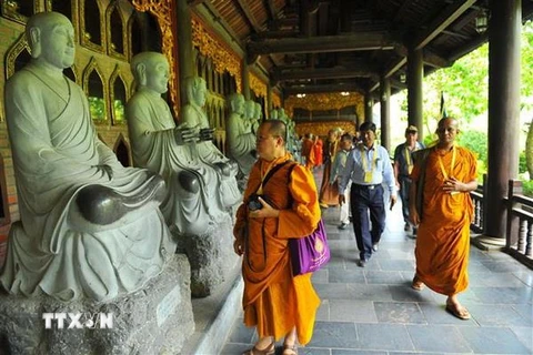 Đoàn đại biểu, quan khách quốc tế tới tham quan quần thể chùa Bái Đính. (Ảnh: Minh Đức/TTXVN)
