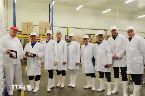 Đại sứ Ngô Đức Mạnh (thứ 2 từ trái qua) và đoàn công tác đến thăm Nhà máy chế biến thịt bò của Công ty Miratorg. (Ảnh: Dương Trí/TTXVN)